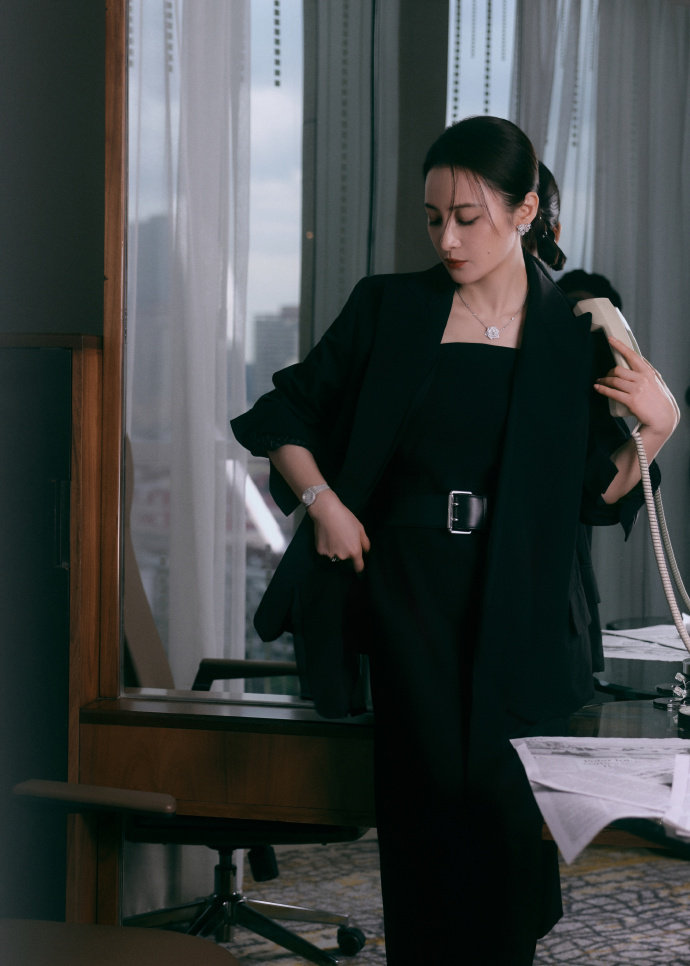 被蒋勤勤黑西装硬控30秒蒋勤勤毫不费力的高级感一身修身剪裁黑西装，毫不费力的高级