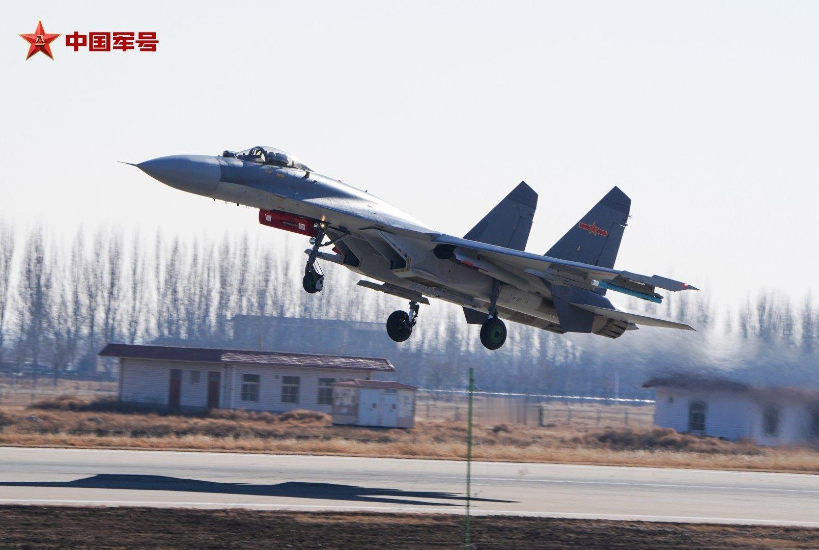 近日，西部战区空军某部开展空战对抗训练，拉开了新年度飞行训练的帷幕。 