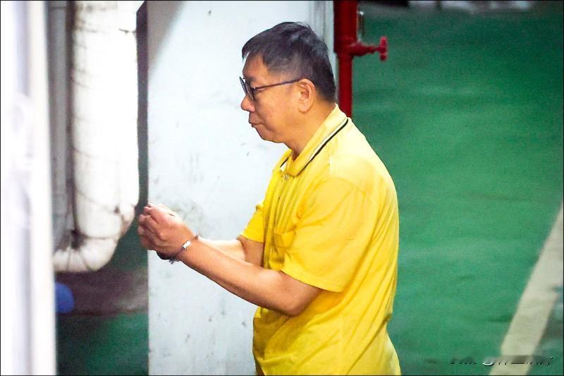 柯文哲有变瘦吗？
昨天，台北地检署第四次提审柯文哲，下图是台湾媒体拍的照片。
各
