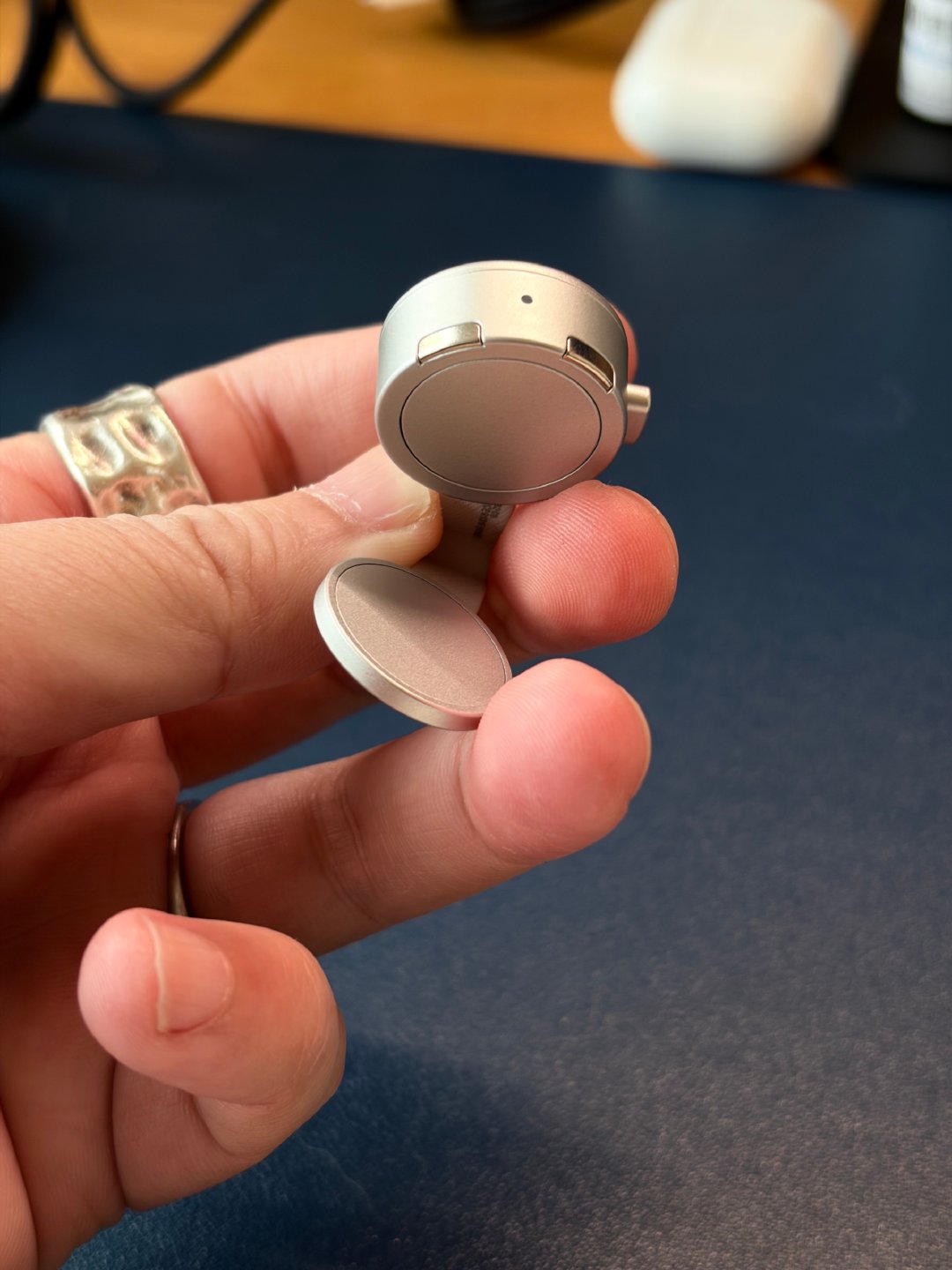 飞书出了一个有趣的小硬件，名叫「AI 录音豆」。我们是飞书的重度用户，提前测试了