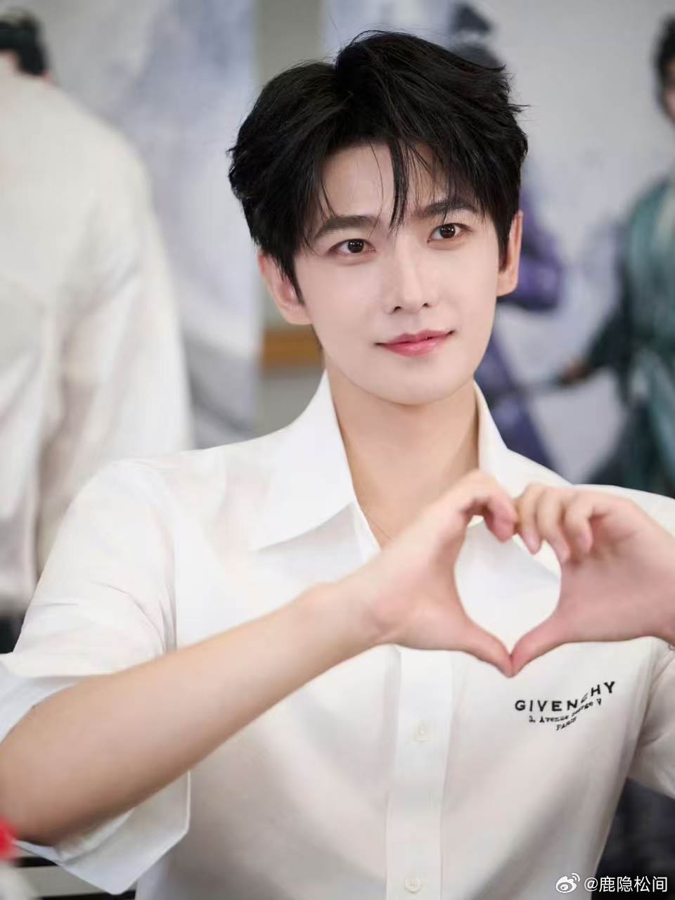 杨洋怎么跟助理抢活干很少见到这么没有明星架子的艺人，从不习惯让身边人伺候自己，大