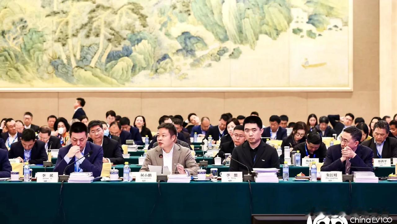 蔚来小鹏理想零跑同框，各位老板按照规定座次做好。理想老板好像貌似不太开心，建议理