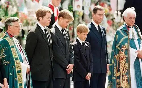 1997年8月31日，戴安娜王妃于法国巴黎因车祸身亡。消息最初传出时，英国大量民