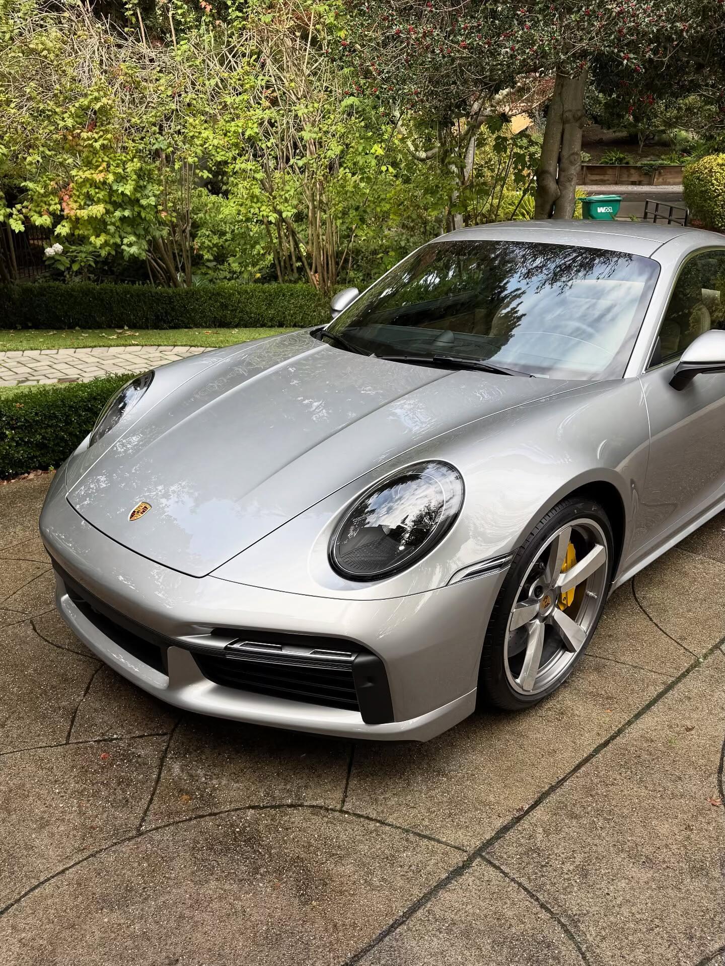 保时捷911 Turbo S🚗✅优点：1.搭载增强型水平对置6缸发动机与电动涡