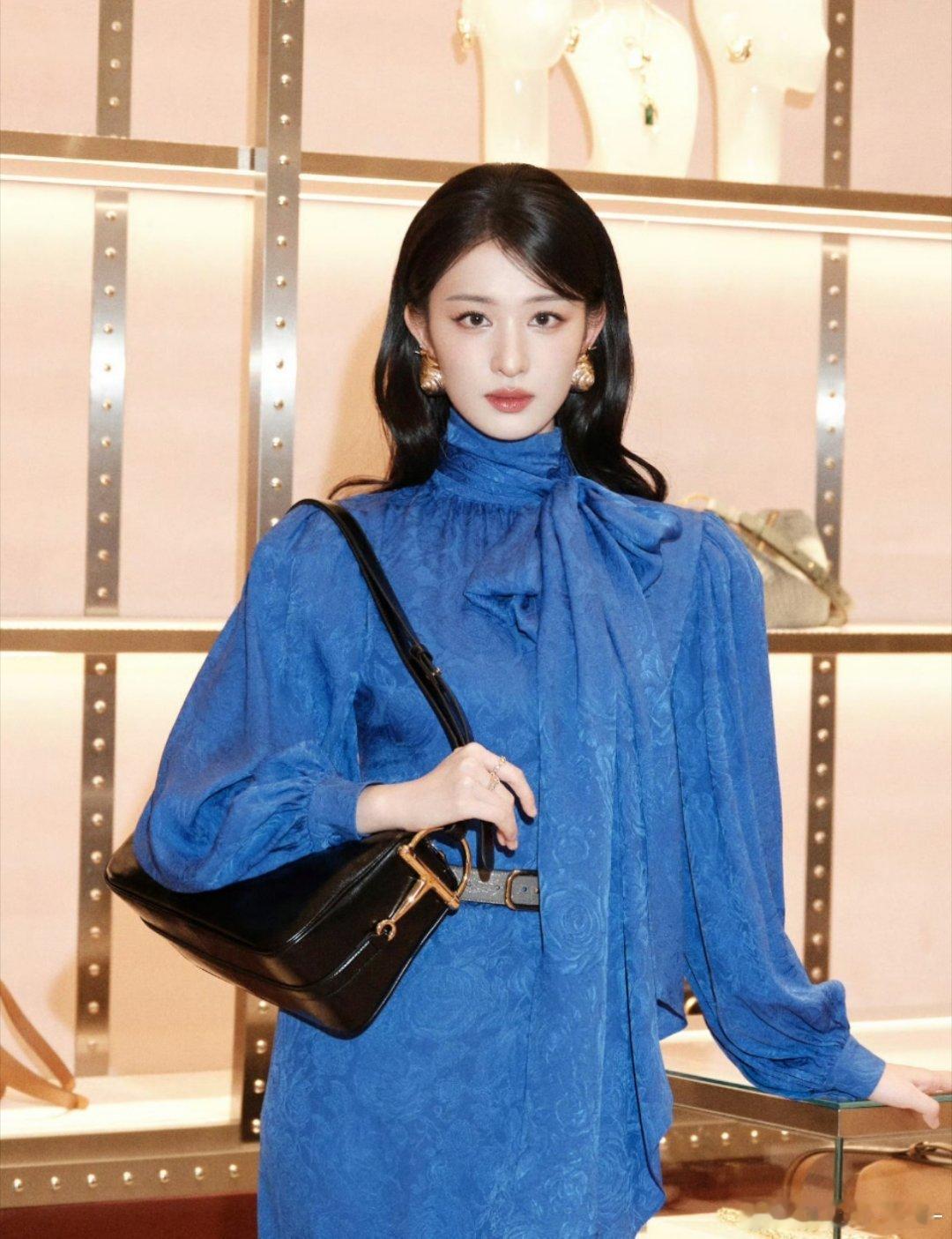 田曦薇、王楚然，同款衬衫 