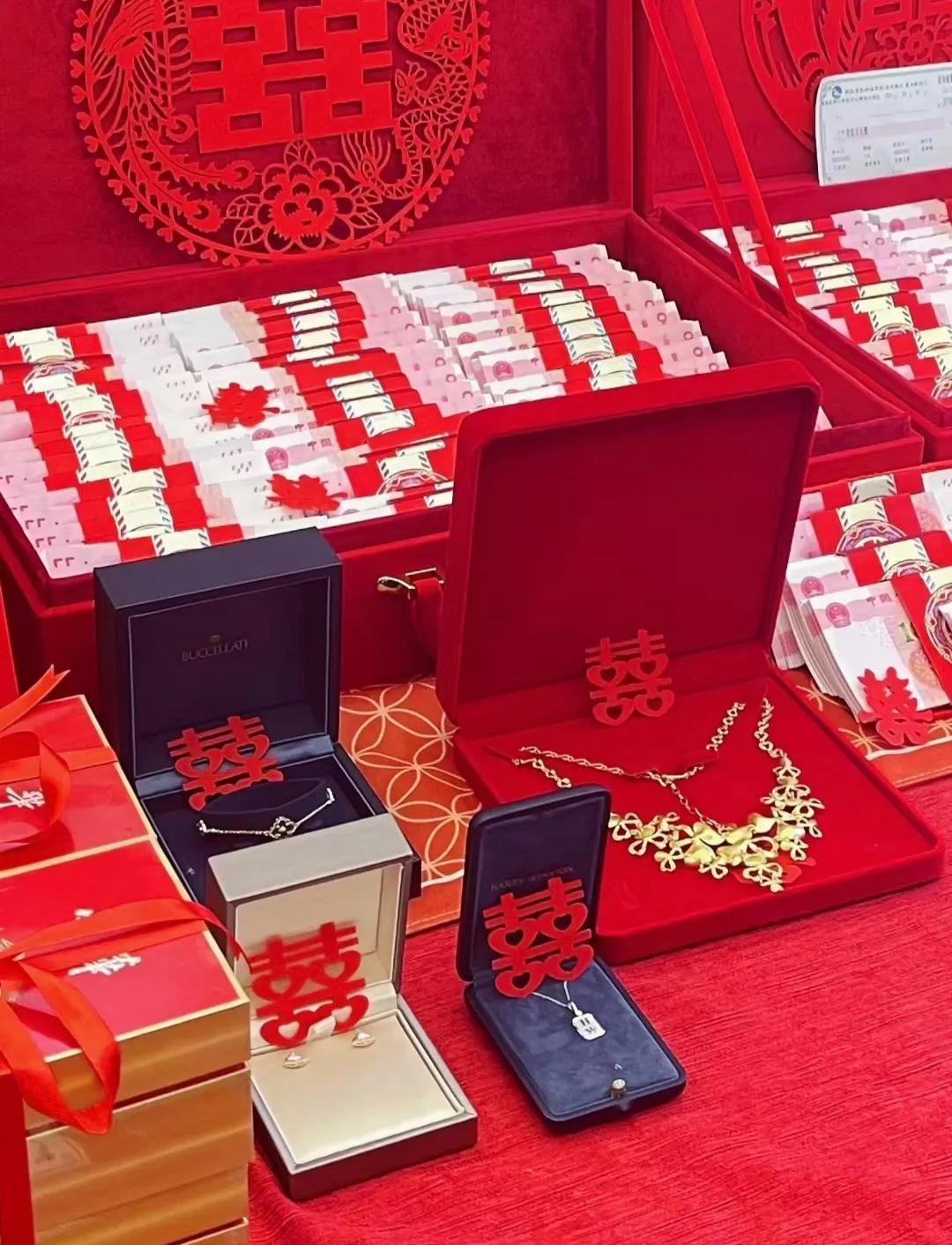 女儿今天订婚了，彩礼98.8万，邻居看见我们的彩礼，都羡慕的不得了，可谁知道我们