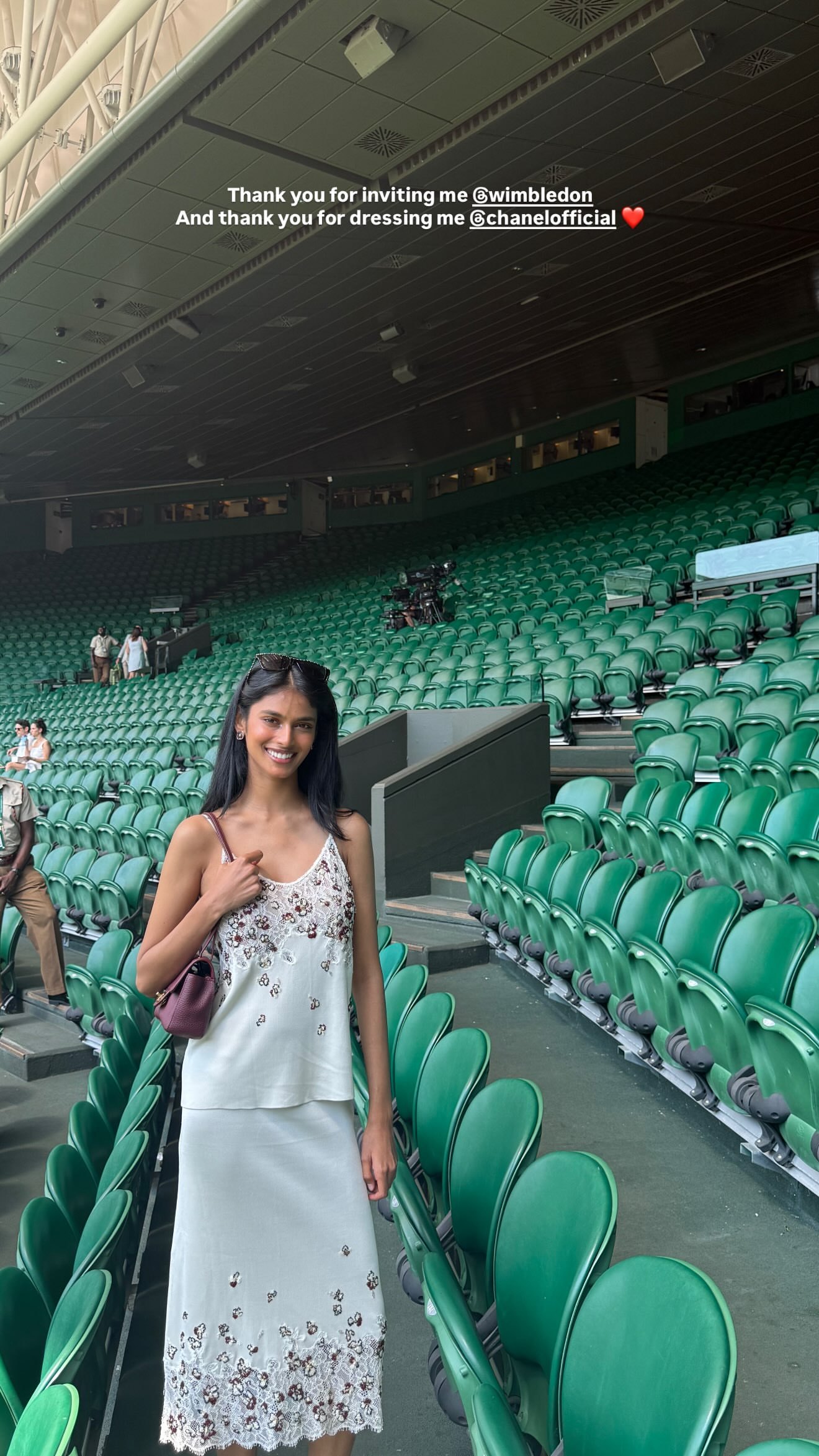 印度超模Bhavitha Mandava身着香奈儿2026高级手工坊系列刺绣吊带