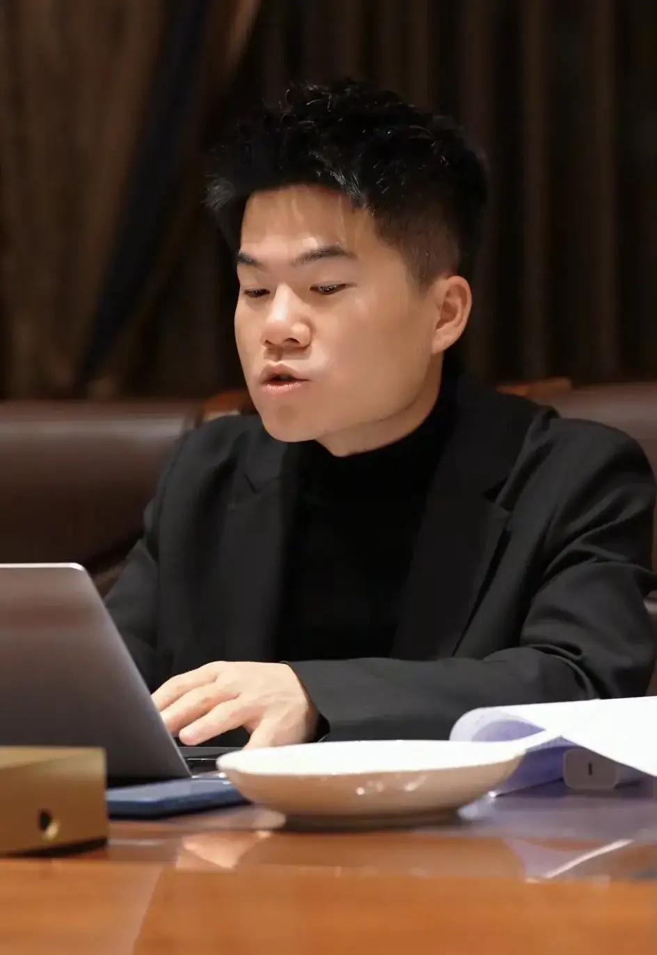 董宇辉越来越强大，他能让对手疯狂，自己纹丝不动。

要说董宇辉有多硬核，当你还没