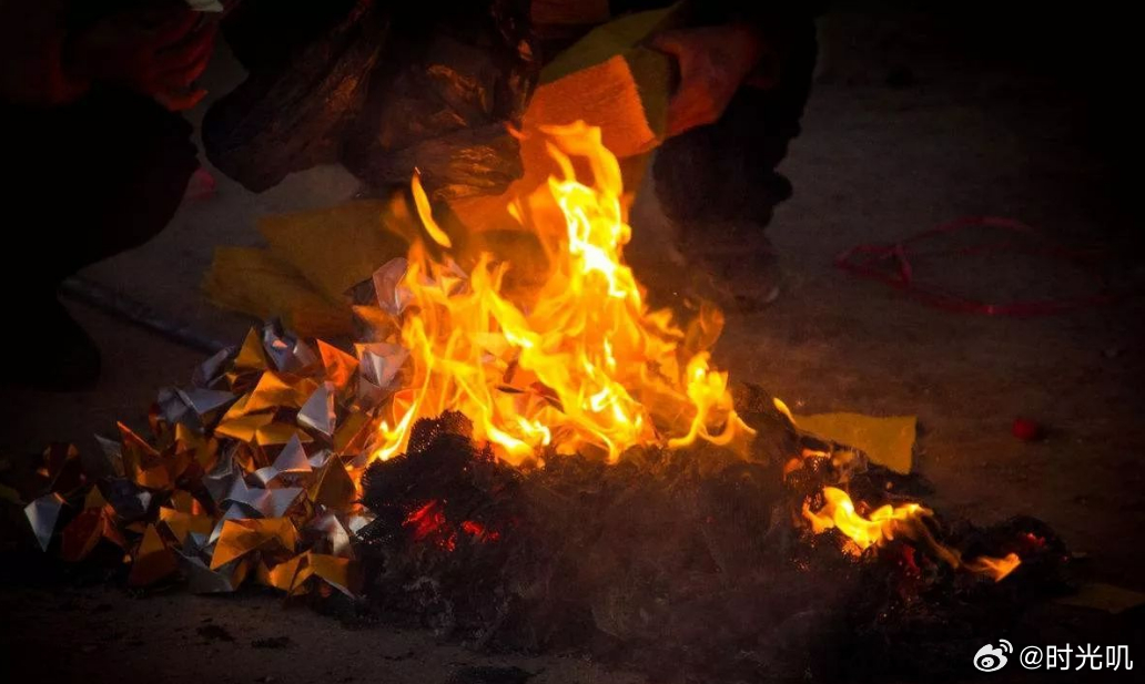 小时候不懂，总觉得上坟只是一个形式。人都不在了，做这些还有什么用？直到家里至亲离