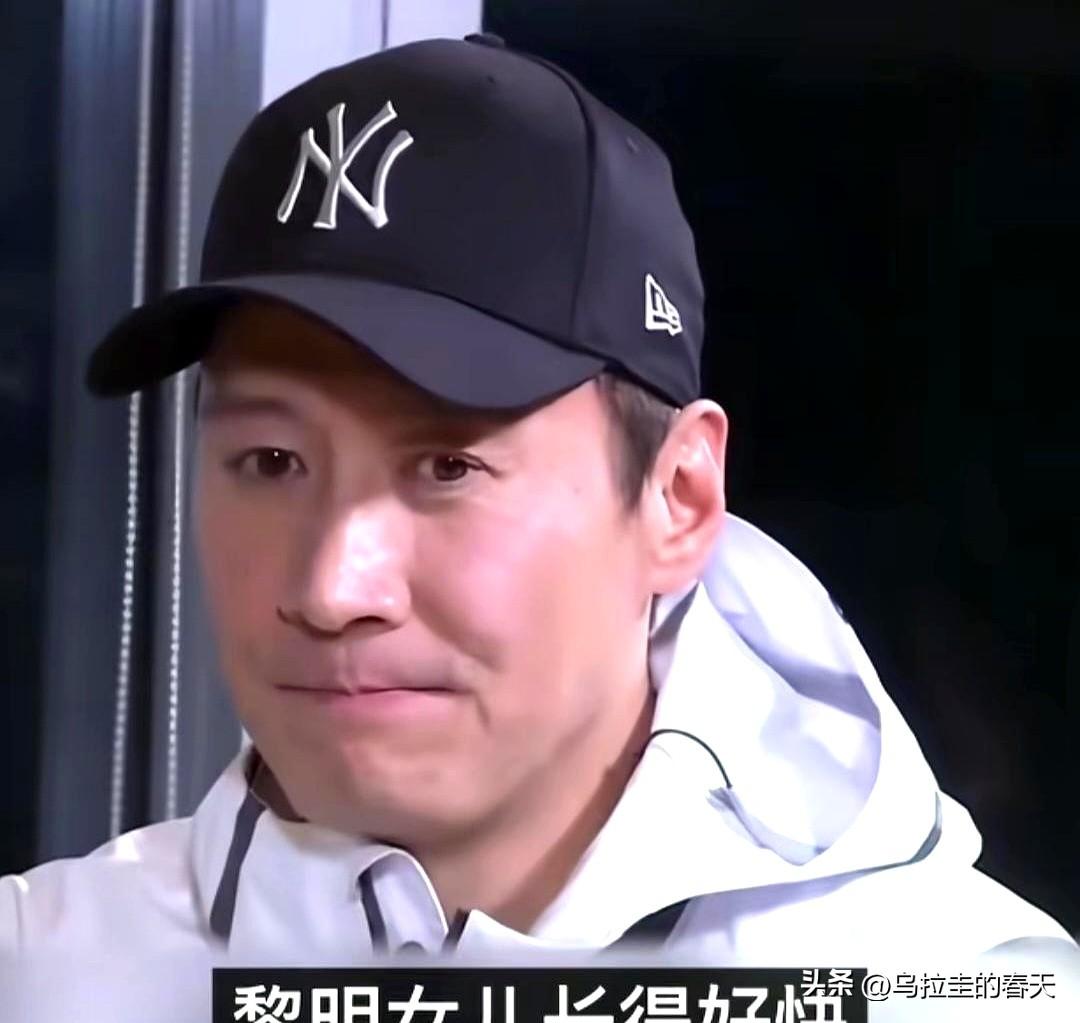 夜航落地时，他拖着箱子进门，她顺手把包提走，钥匙落进玄关的小盘，叮的一声，旁边压