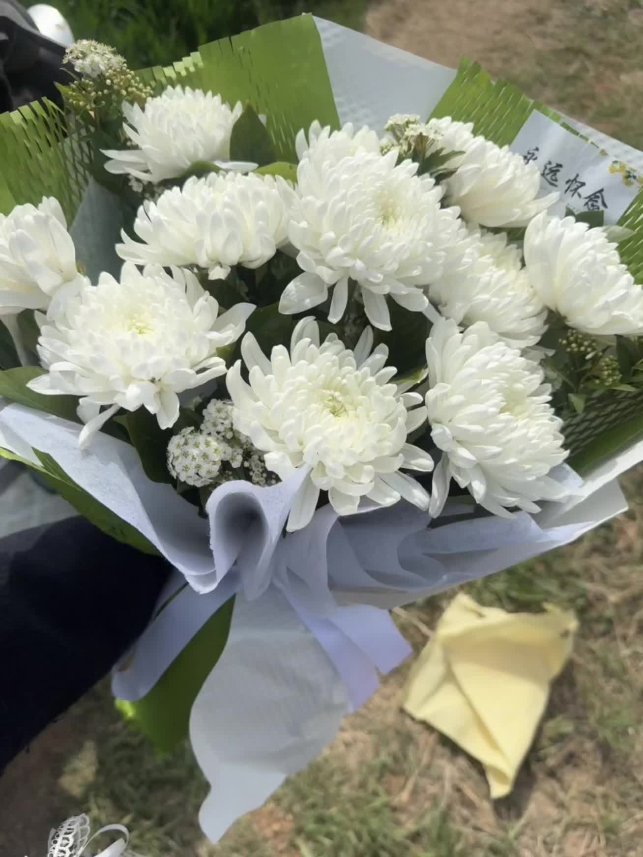 亲人的离世不是一场暴雨而是一生的潮湿