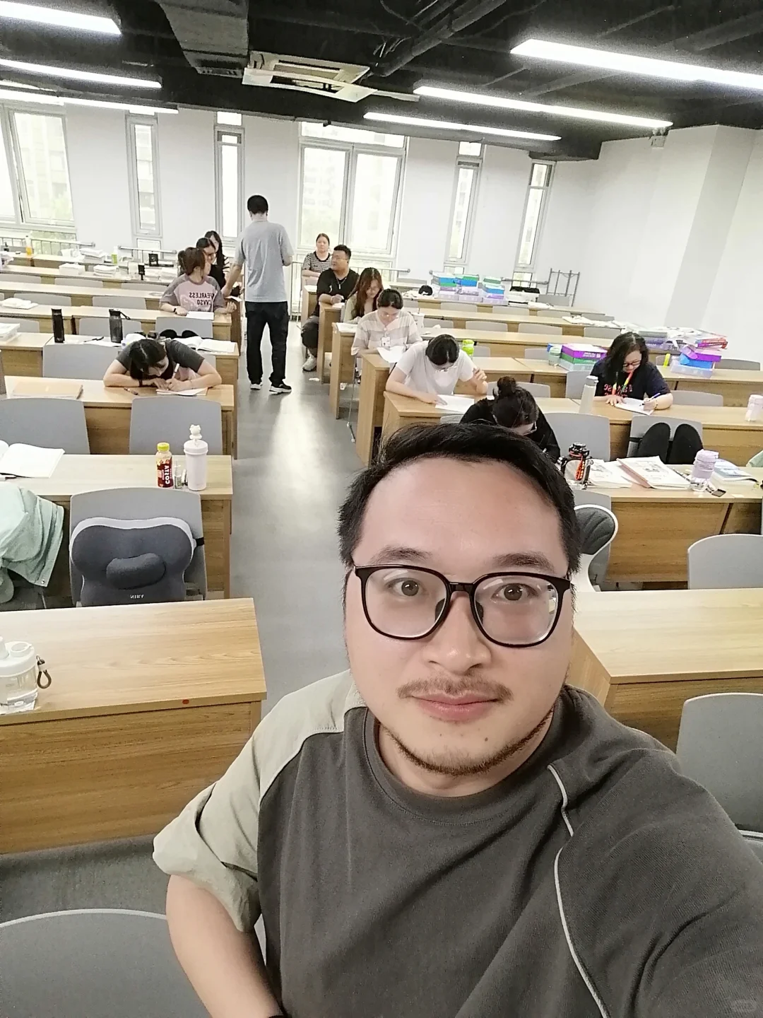 哈哈哈哈哈，老师们也要考试