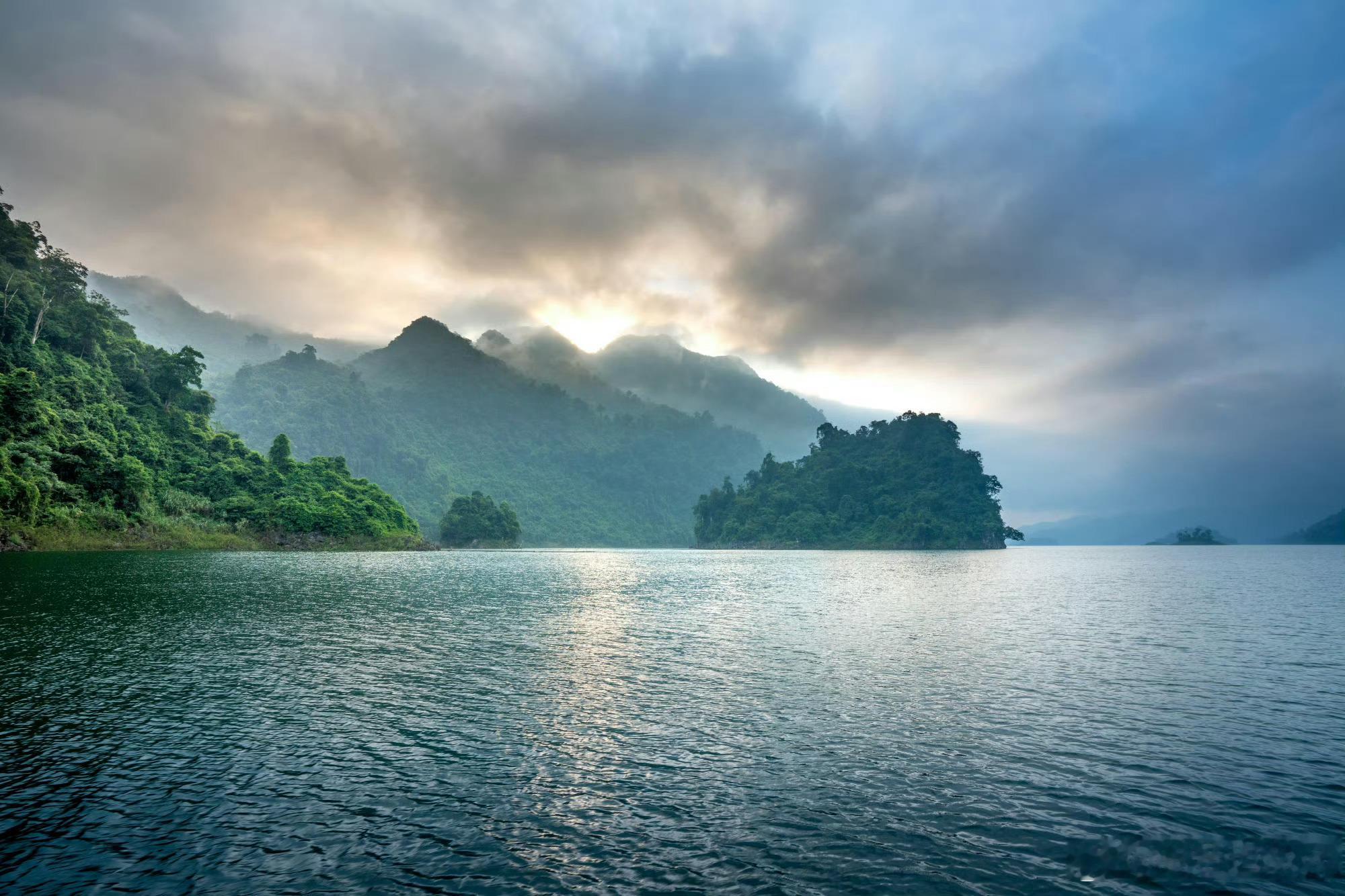 早安 青山含黛，流水含情，误入人间水墨间。看山看水看晚风，随心随景随自由。山无言