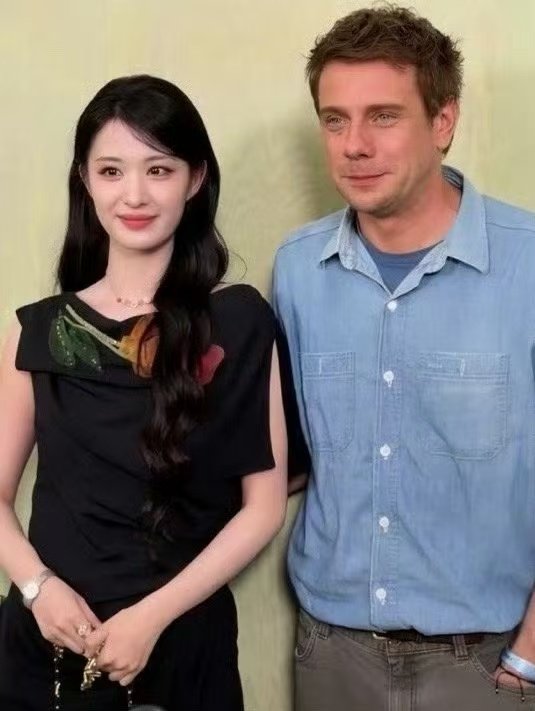 王楚然和Dior设计师合照王楚然和迪奥设计师合照王楚然和Dior设计师合影 王楚