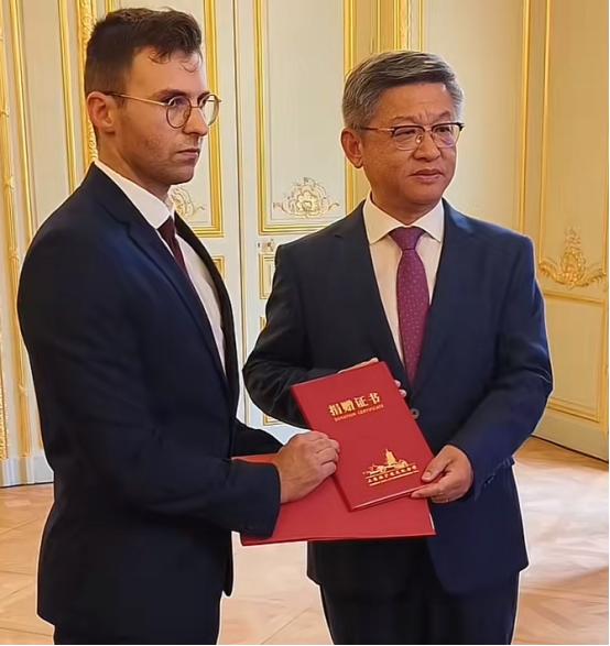 后续来了！
马库斯捐赠完照片后
并没有获得大家所期待的国瓷礼，而是获得了大使馆颁