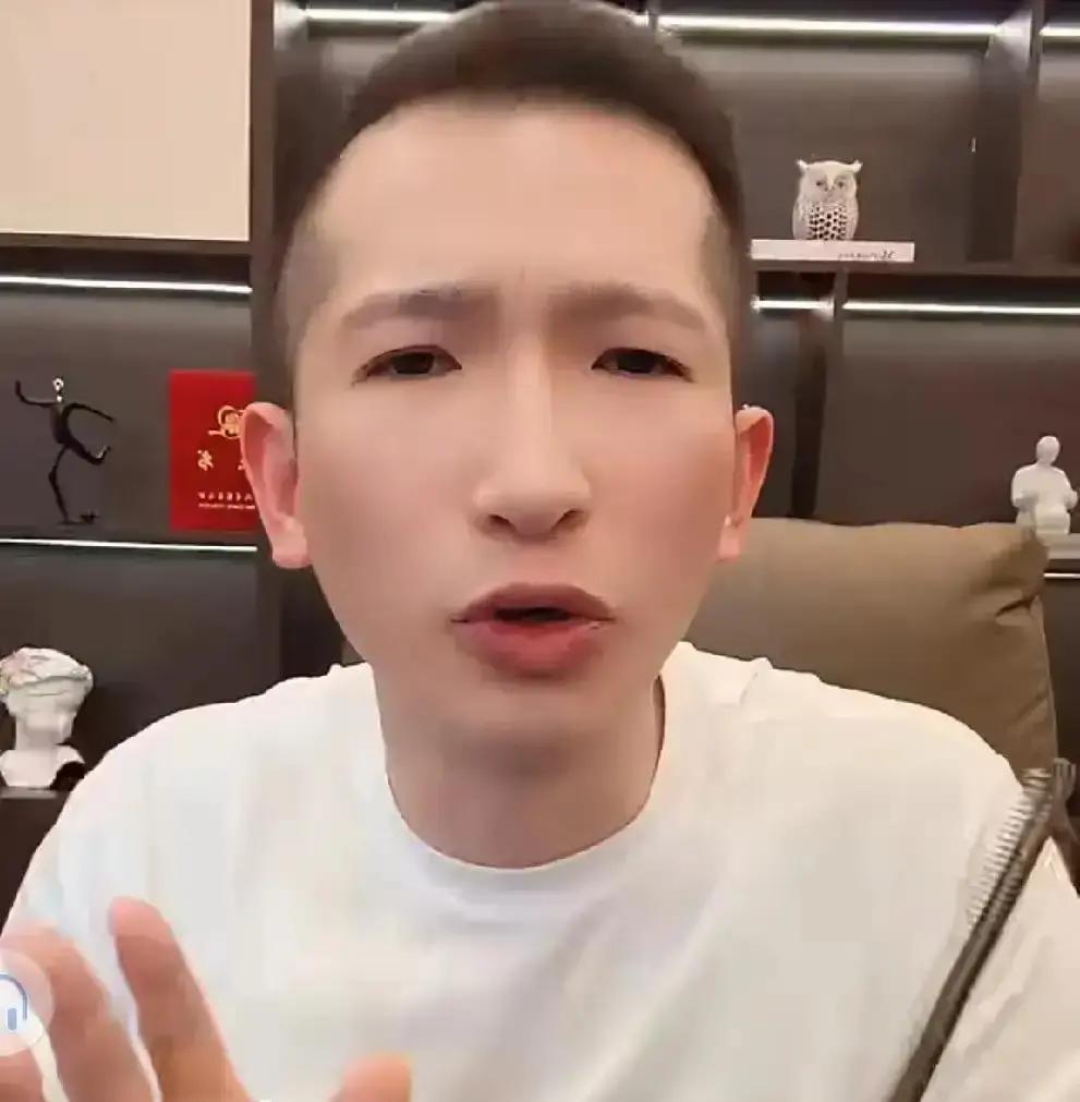 82万人围观，Gou磊和醋王突然抱拳
 
前一秒还在互喷，下一秒一起喊老铁。屏幕