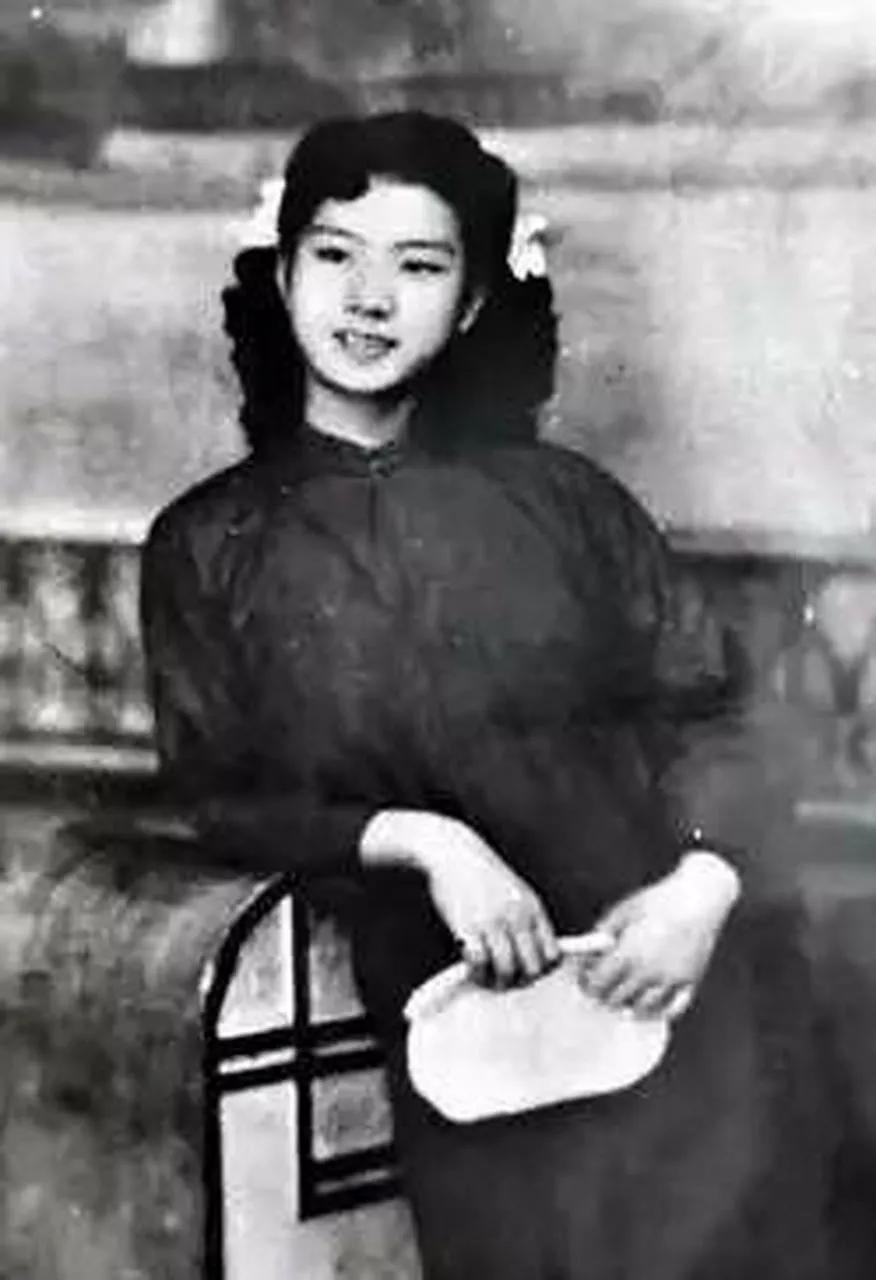 1949年，国民党特务为了获取情报，用刀割开女情报员刘惜芬的衣服，随后将烟头狠狠