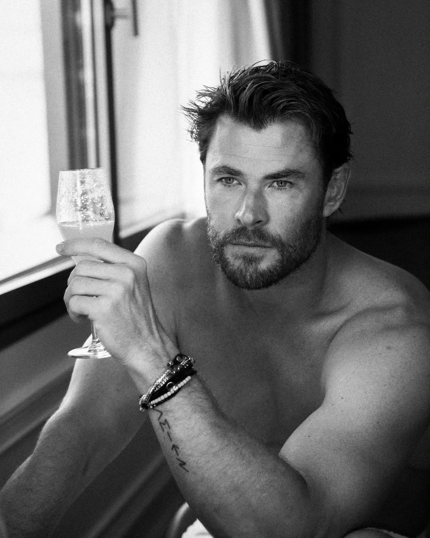 锤哥Chris Hemsworth全新半果写真释出，四字评____ ​​​