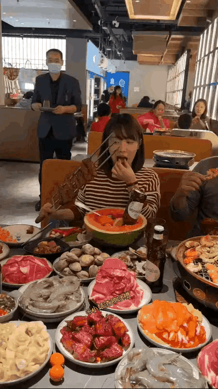 老板上次请工地上的百来号工人去吃了一次自助餐，一个月后想再去的时候已经倒闭了😮