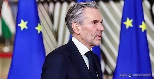 荷兰首相肖夫就格兰陵岛发表声明，他说，如果美国强行军事干预格陵兰岛，那么北约和欧