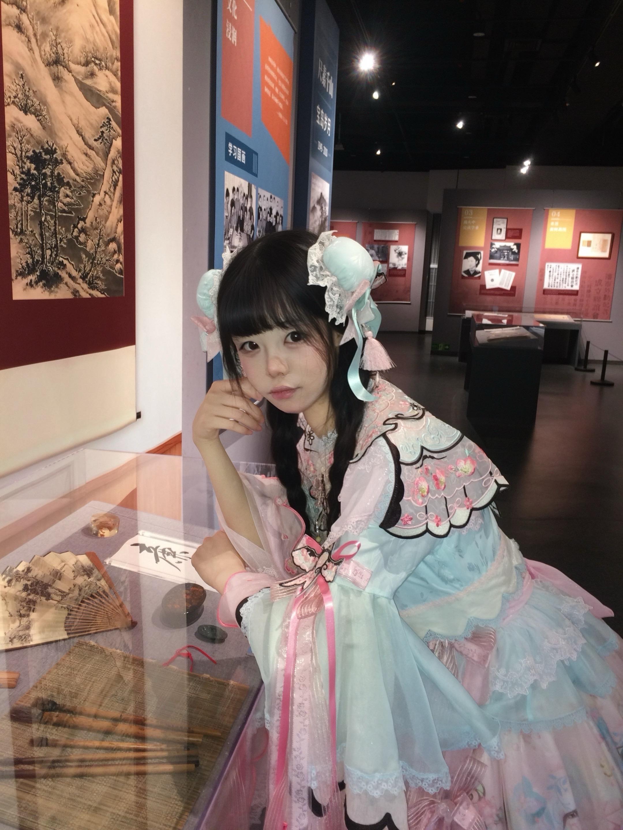 纸鸢衔饴。  你永远成为了我心里的一根刺 也许是年纪轻也许是情意深