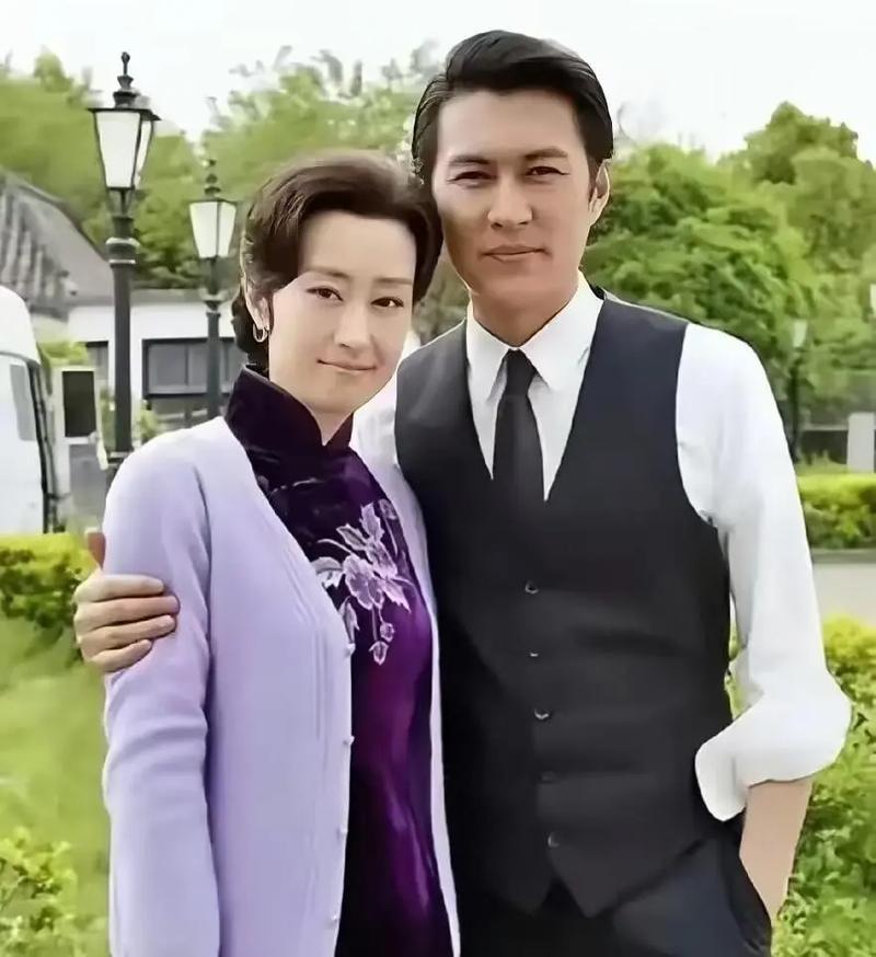 低谷时有人拉一把，比中彩票还难
 
​刘敏涛最惨那几年，没戏拍、没钱赚，靳东直接
