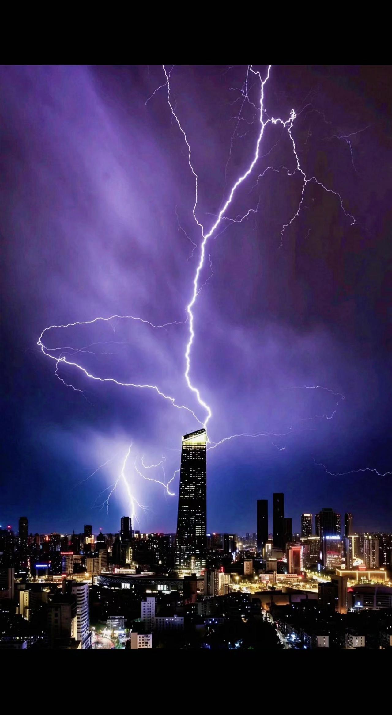 ⚡️夜的墨被劈开银蛇狂舞，城市霓虹在震颤中呼吸🌃。自然的神来之笔，总在无序里写