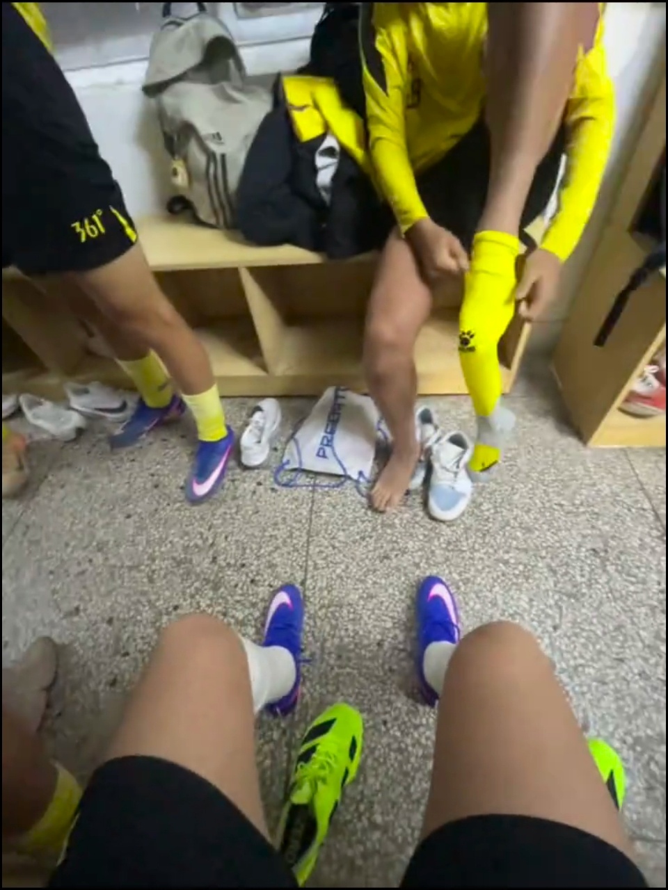 体育生 进来感受一下足球帅哥更衣室。 