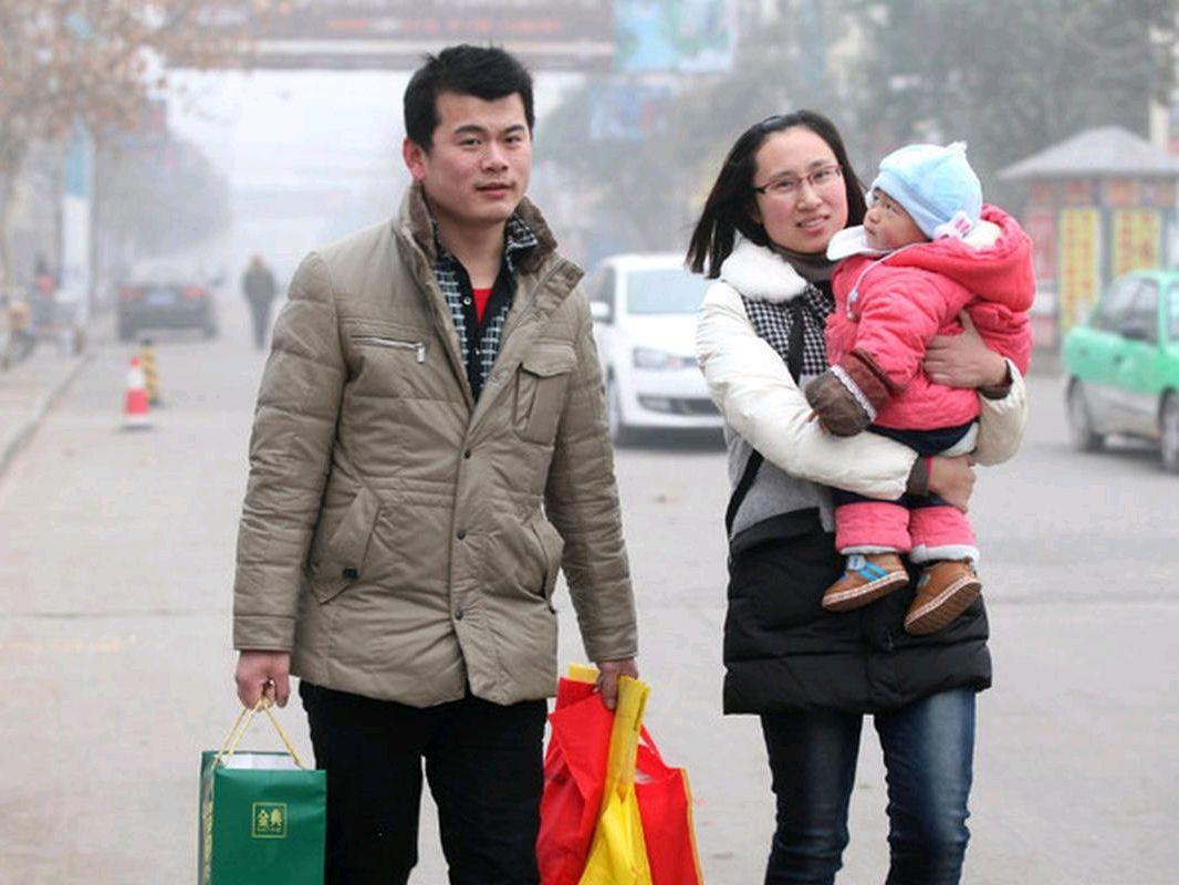 女婿在丈母娘家：在自己家可以随意放松，到了岳父母家却如同进入“礼仪考场”：坐姿要