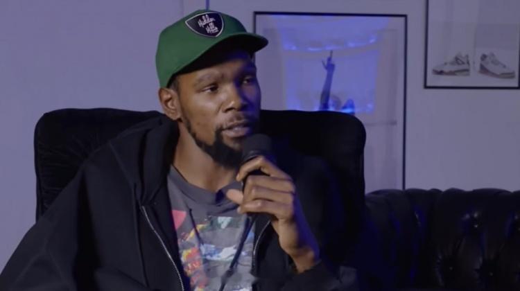 近日火箭球星杜兰特做客美女博主Bobbi Althoff的播客节目《NOT TH