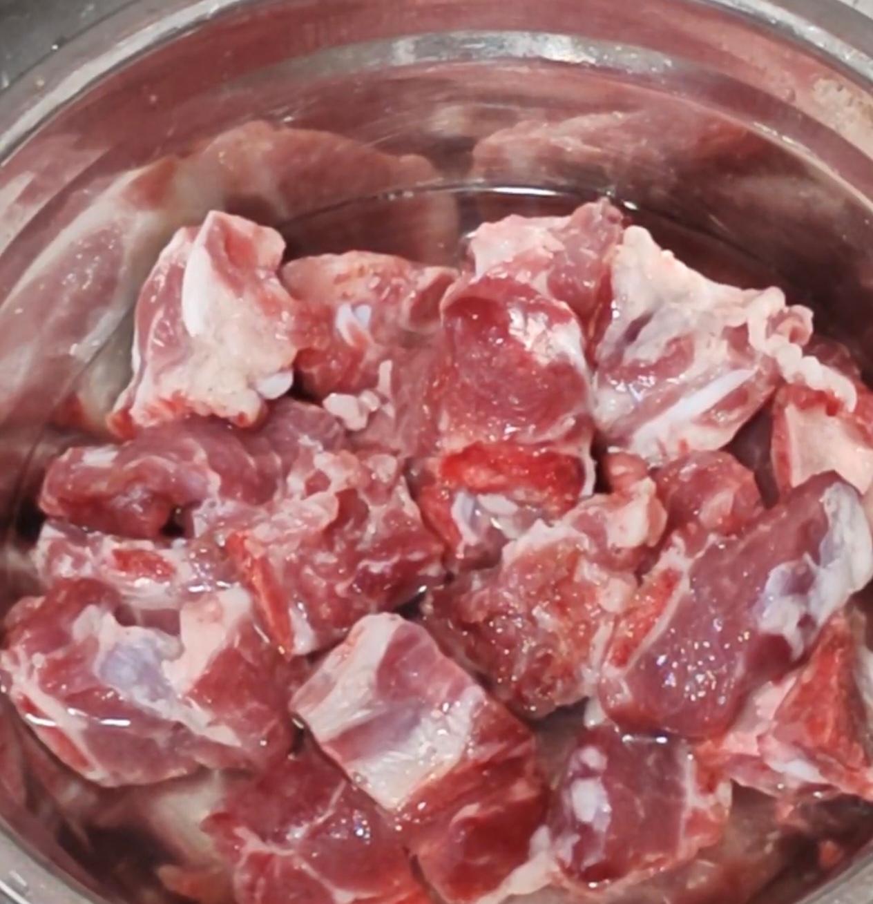 成都今天的排骨价格12元一斤
悄悄问下大家，你们那里排骨多少钱一斤呢？
.