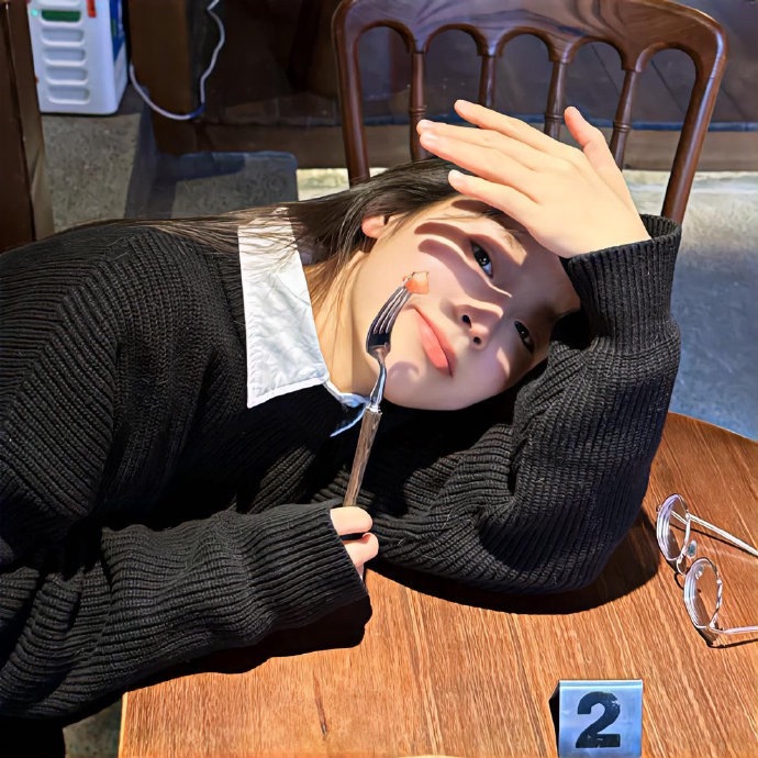 我有两个极端：一个极度自卑、缺乏安全感，恋爱脑内耗；一个极端冷漠、不完全信任任何