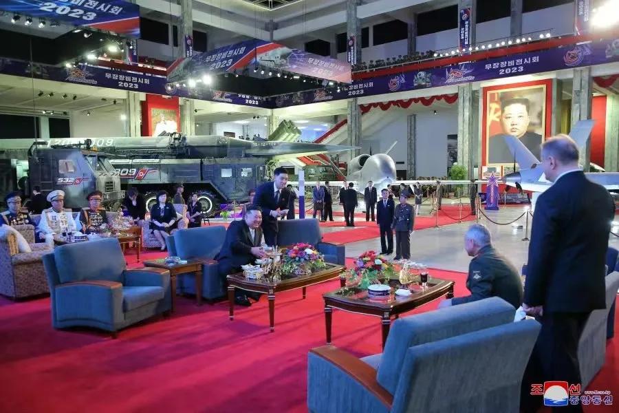 金正恩陪同绍伊古参观武器展，
凸显身后三大利器：
一、洲际导弹。
二、超音速飞行