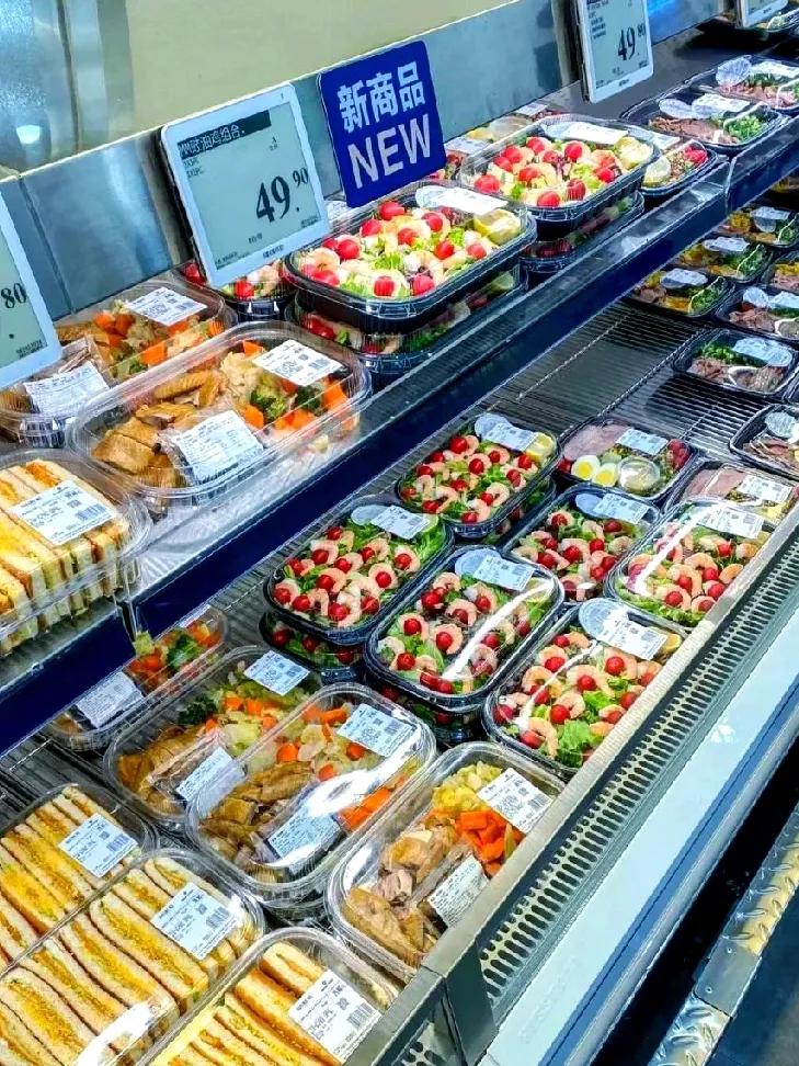 山姆曾经依靠严格选品与完善售后，收获大量消费者认可。但近期频繁曝出食品安全问题，