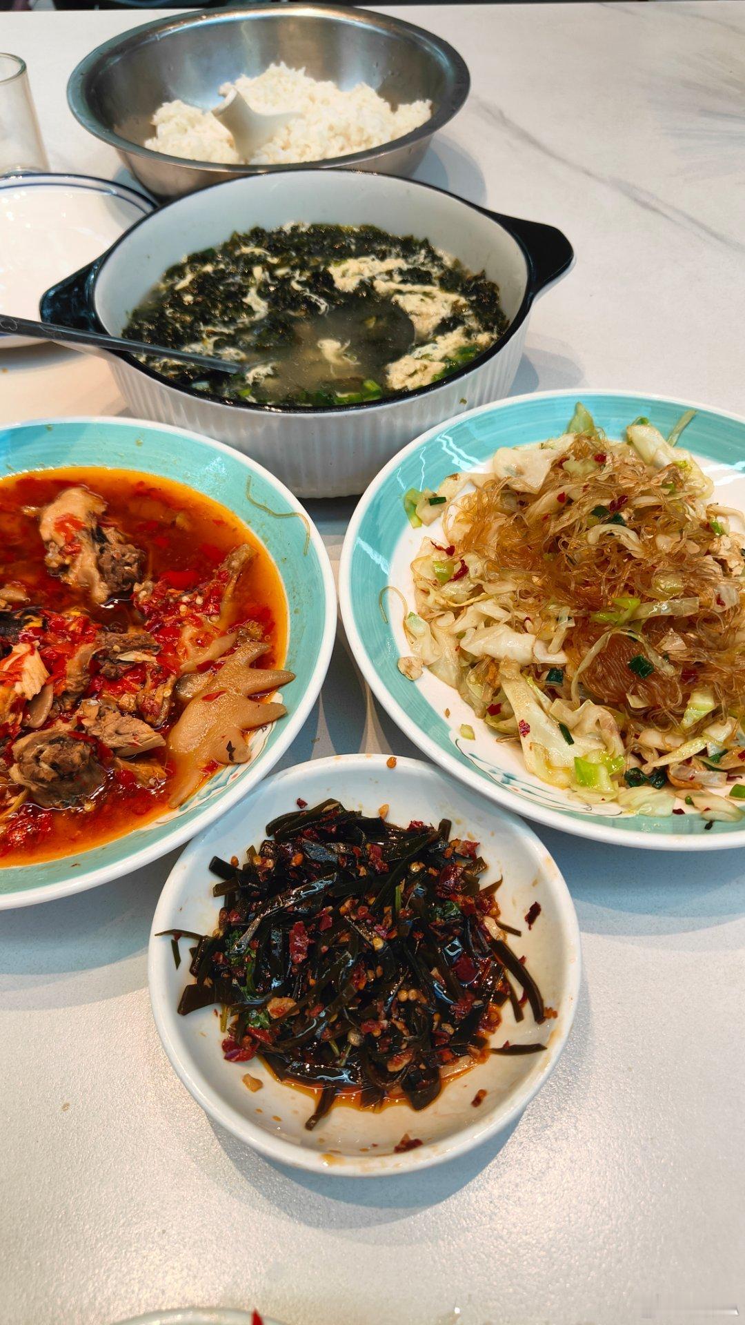 今晚儿子请吃饭，三菜一汤四十元。自带桑葚酒一杯，远比骑游更划算。 