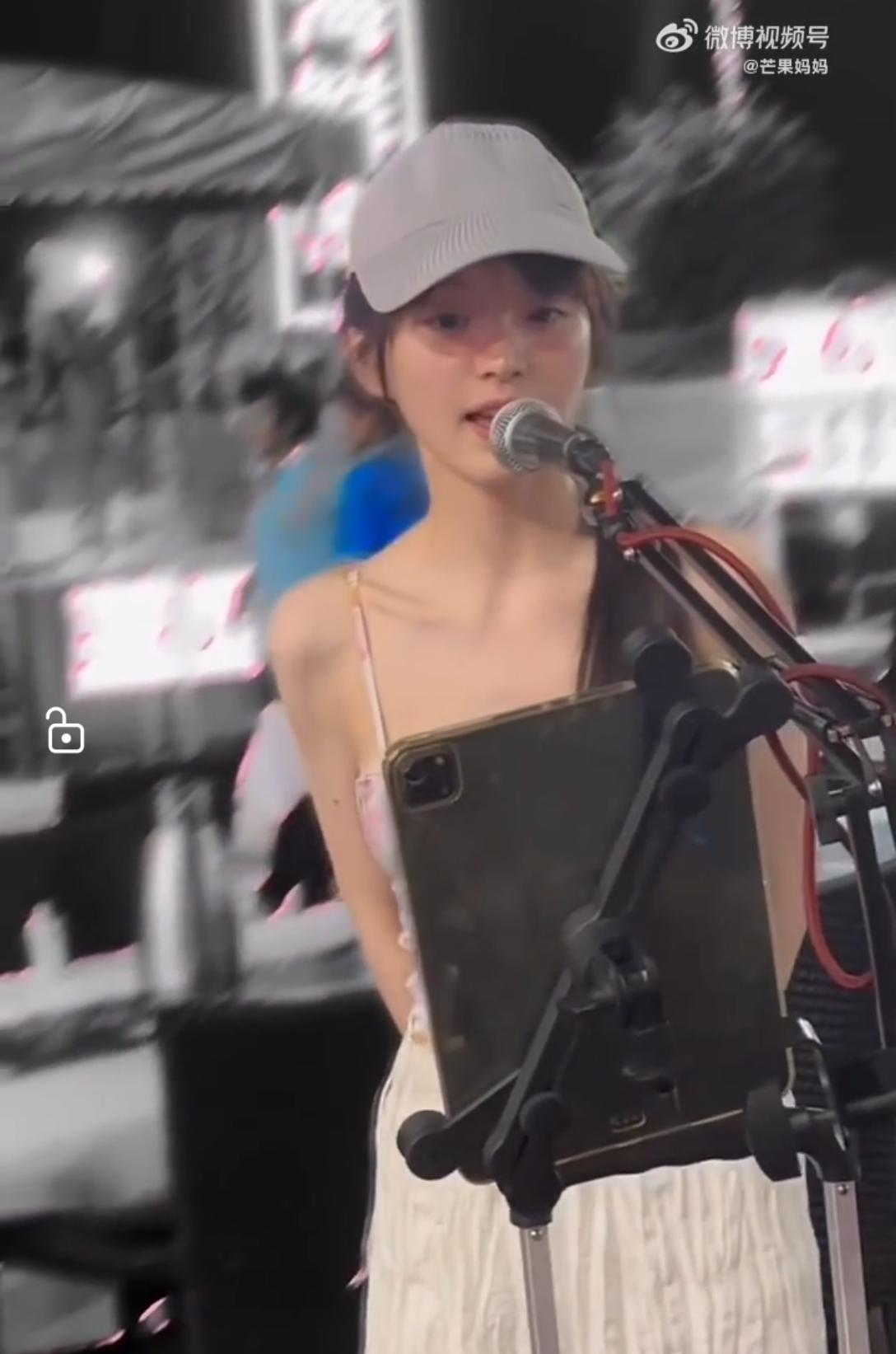 [送心]田曦薇[玫瑰]，似乎热衷于“自我祛魅”[思考]每当自己🔥起来的时候，就