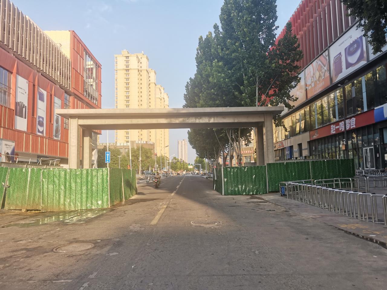 邢台天一街双向贯通，牌坊拆除脚手架，仅余部分围挡。车辆已经能够双向通行，不在卡脖
