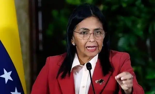 委内瑞拉这次总算开窍了！以前美国要油，我就死磕主权，越讲越亏。现在学精了：你抓我