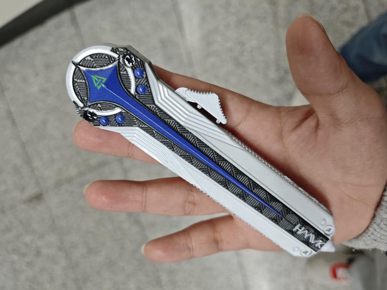 这段时间，小学生之间流行一种新玩具，叫北极星，这是一种弹簧刀，小卖部卖18块钱一