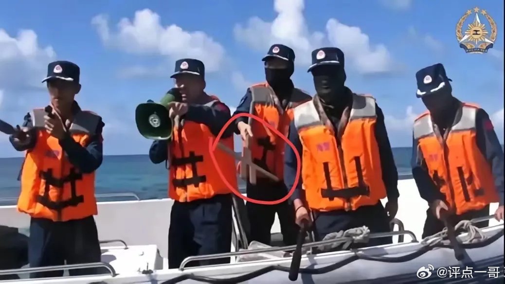 天塌了，中国海警战士手持的“神秘”武器在菲律宾走红了。7月21日菲律宾放出仁爱礁