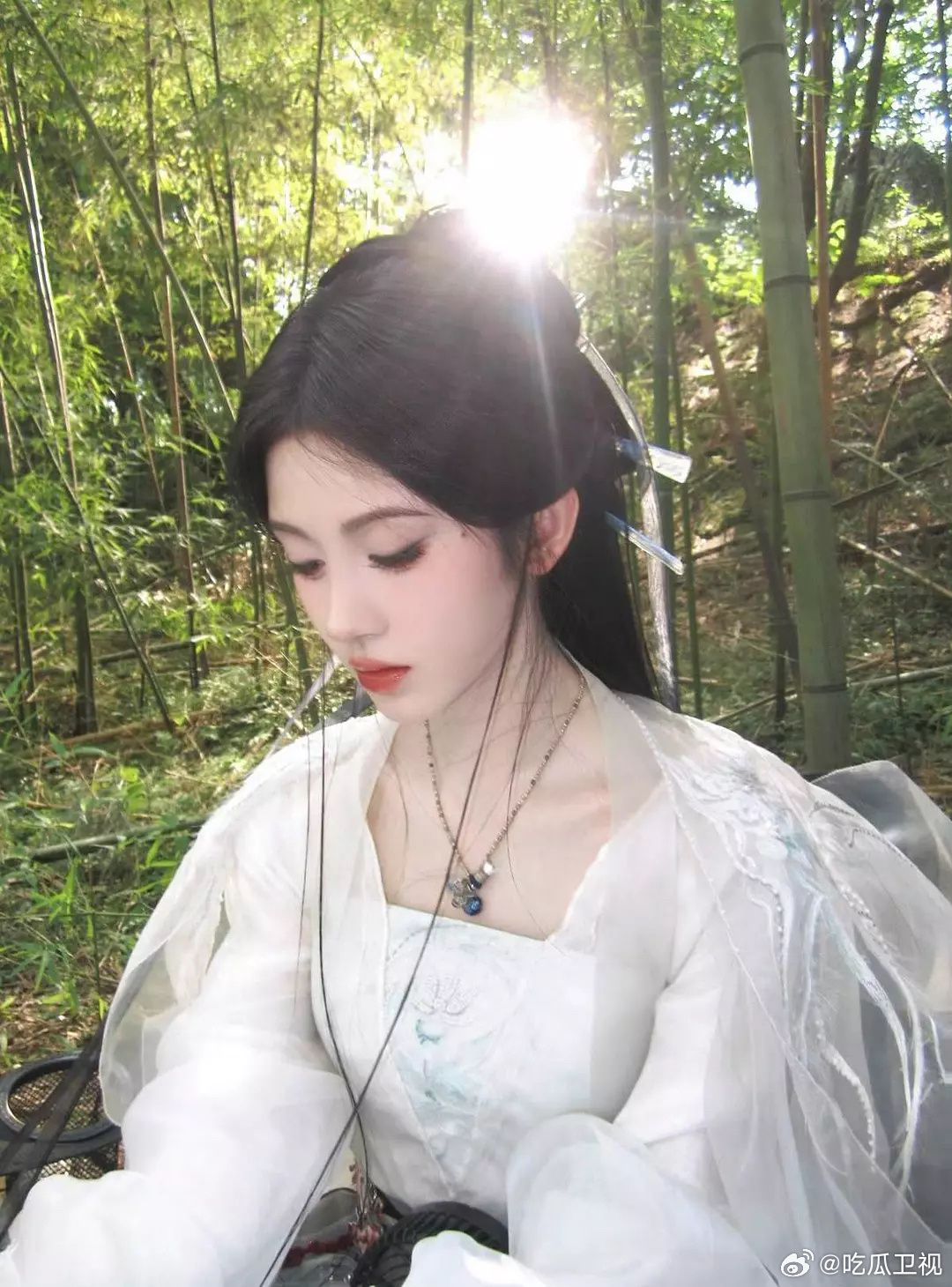 神圣的面容 洁白的衣裙 配小烟熏妆别有一番韵味，感觉鞠婧祎这次妆跟以往网红妆有点