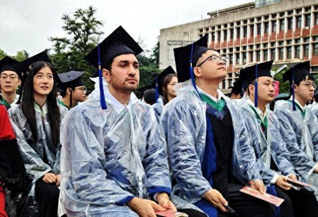 “我建议全面取消外国留学生的超国民待遇！。”新东方创始人俞敏洪的一席话，如同一颗