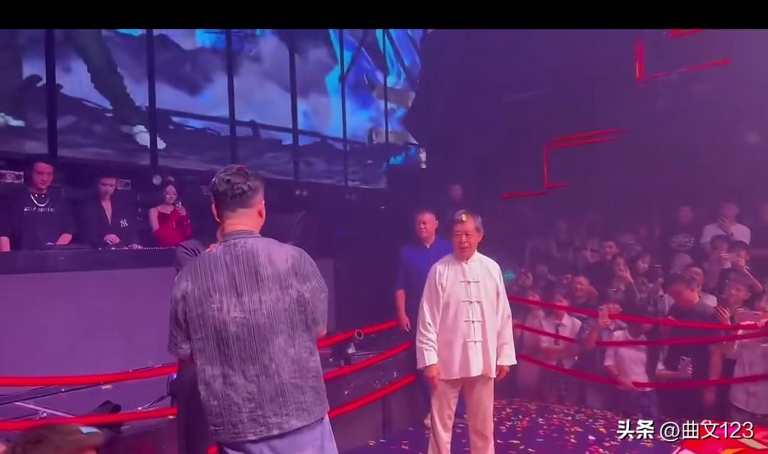 70 多岁的马保国又上擂台比武了，结果不出所料，又被对方轻松KO！
70多岁的马
