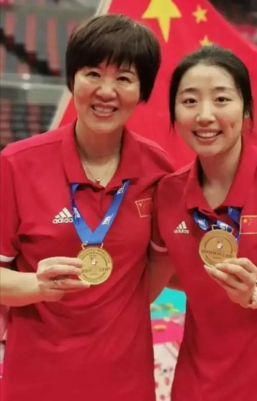 在中国女排的历史上，蔡斌与郎平两位教练常常被拿来比较，但实际上，这样的比较并非易