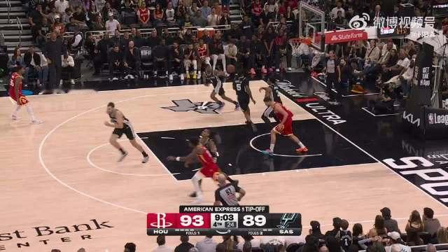 科内特空切背扣点燃主场在‌火箭‌对阵‌马刺‌的‌NBA‌比赛中，‌福克斯‌加速突破直杀禁区，‌妙传‌