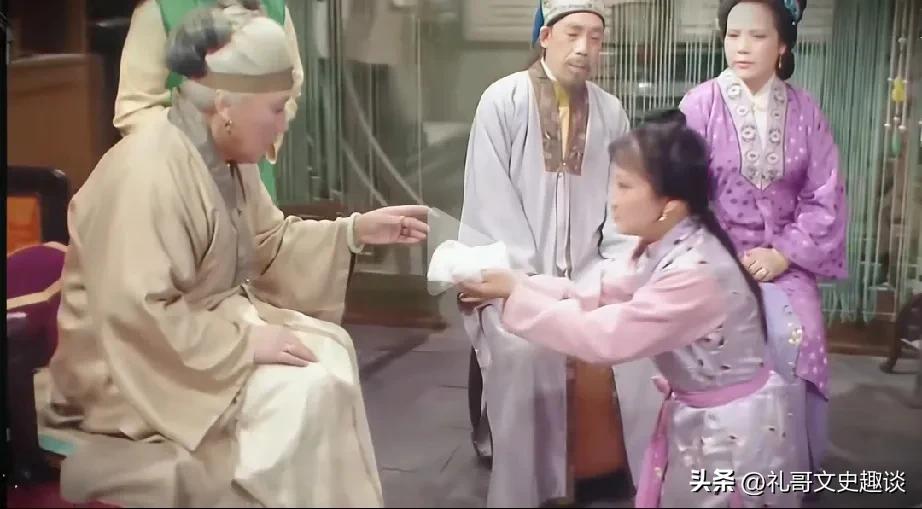 黛玉吐血，看王夫人的眼神就知道她做了亏心事。黛玉病情严重，后期缺医少药的，都瞒着
