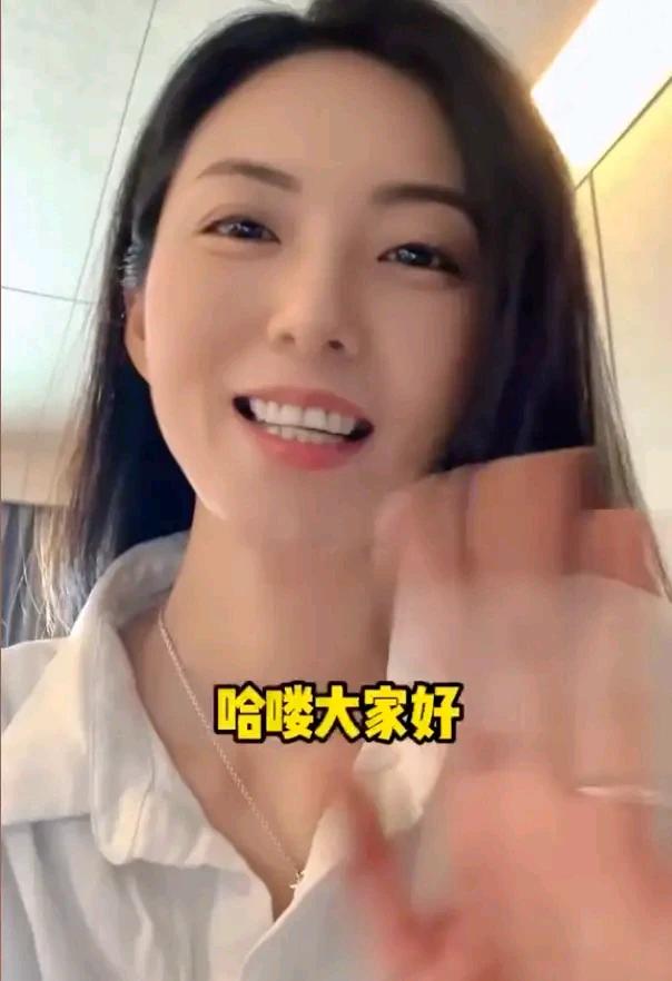 艾尚真因婚姻“乌龙”上热搜！
近日，著名画家范曾官宣与年轻的徐萌女士喜结连理，备