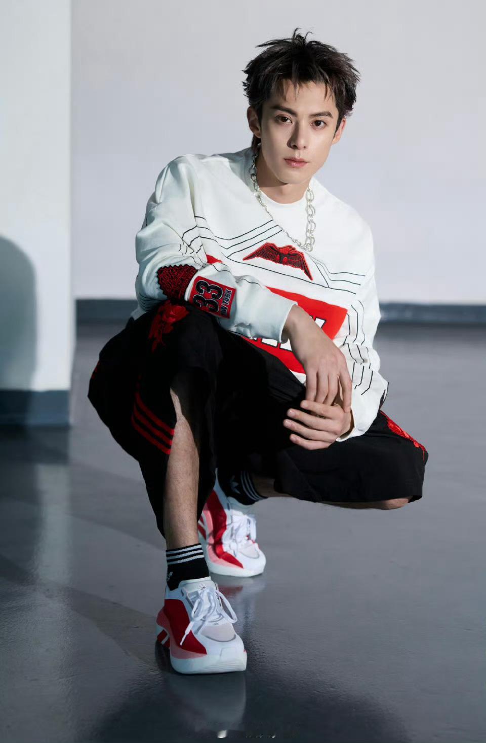 王鹤棣完全是智性恋天菜在客栈里的王鹤棣也太圈粉了，遇事沉稳不慌，逻辑在线还很有担