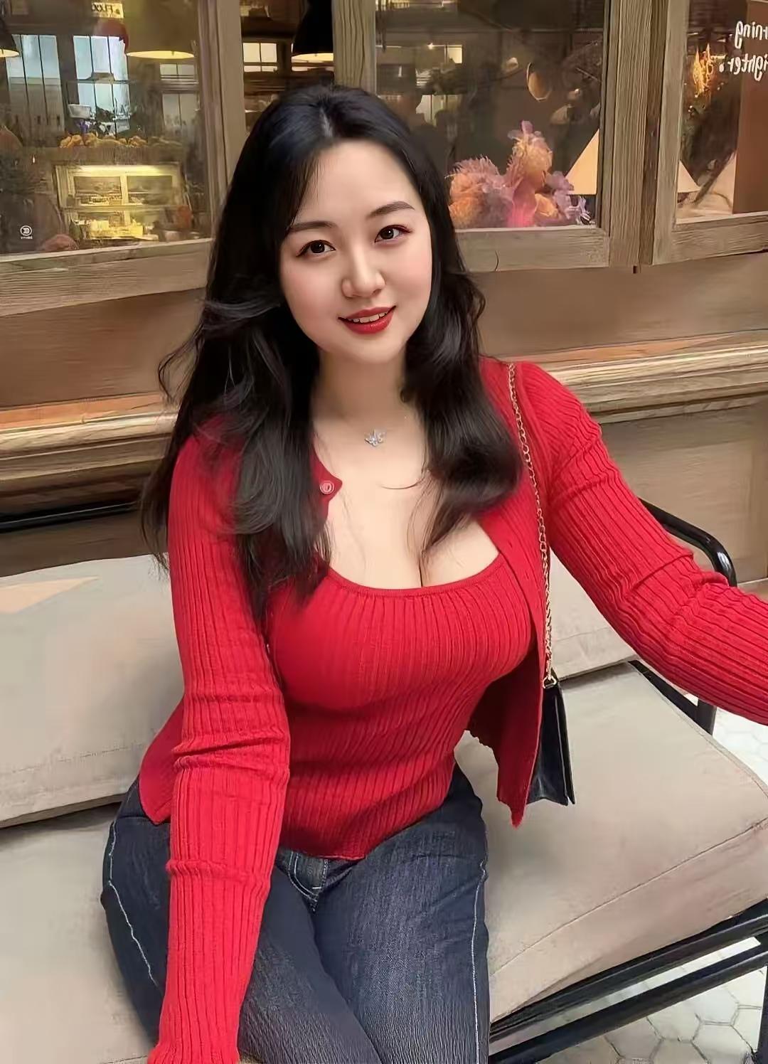 清江引·街角暖意
暖光漫透玻璃窗，
红衫眉黛长。
发丝风里荡，
笑靥如眉样。
檐