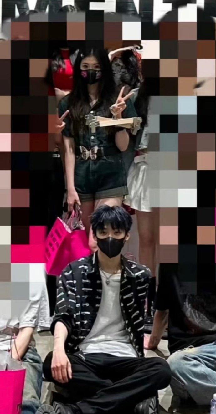 梓渝女朋友bf打工同框照梓渝与前女友bf打工同框照看梓渝和前女友的同框照，该说不